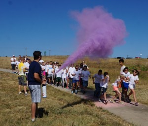 Color powder (holi powder, celebration powder) provided by purcolour purple glitter color blaster at start.
