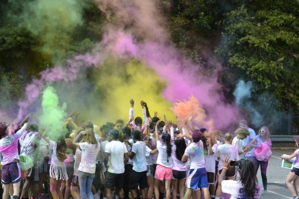 Sunny Brook High School PurColour color toss with celebration powder